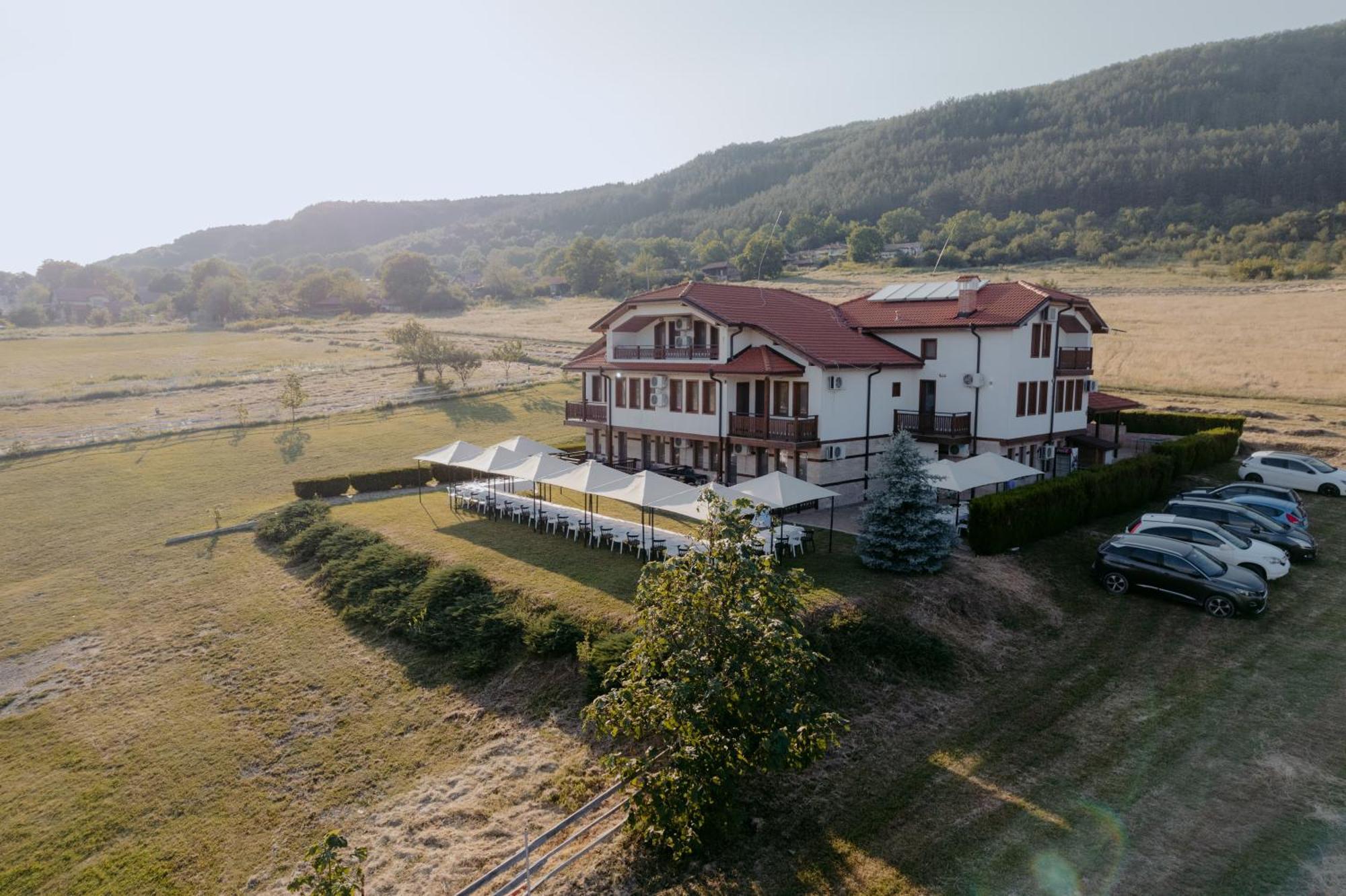 Kesta Za Gosti Rai Villa Kormyansko ภายนอก รูปภาพ